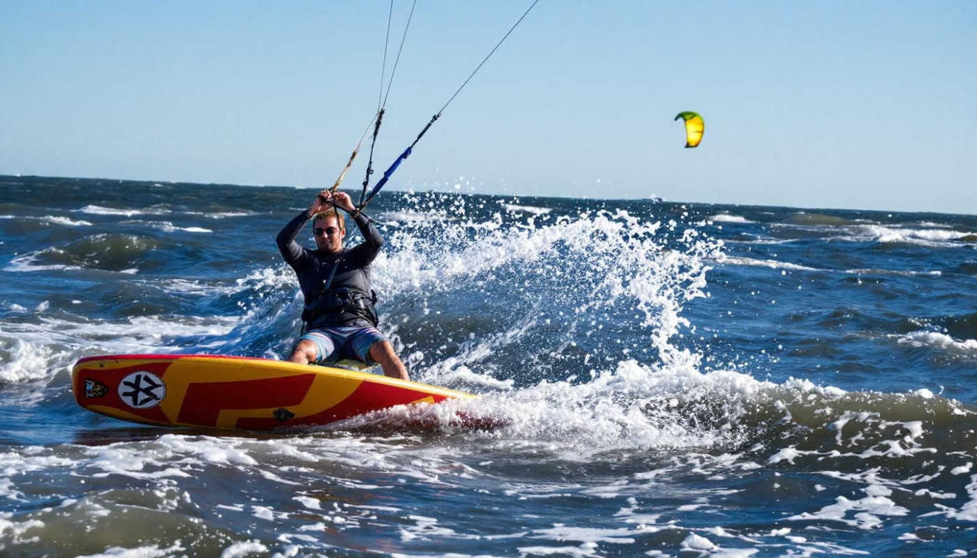 Wie wählt man die richtige Ausrüstung für Kitesurfen, SUP und Wingfoilen?
